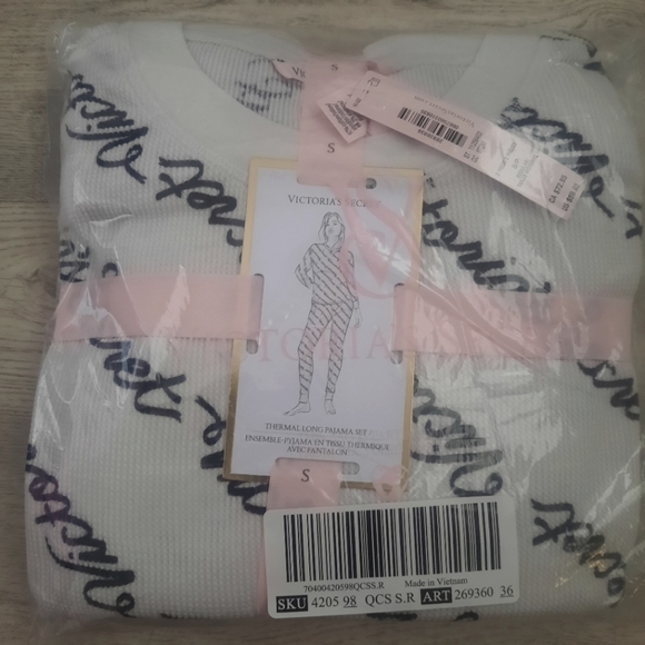 Victoria's Secret Logo Thermal Set - Picture 3 of 4